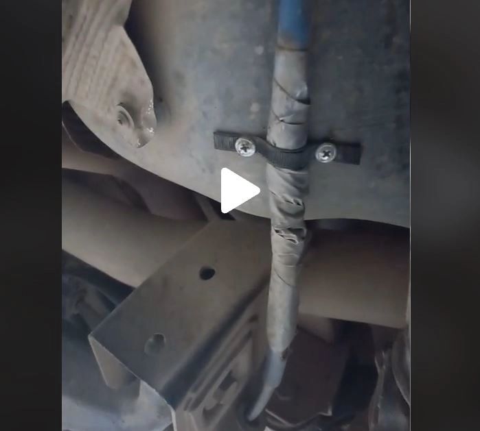 VIDEO – Ce au putut să găsească mecanicii sub mașină, pe rezervor: “Așa ceva n-am văzut in viață mea”