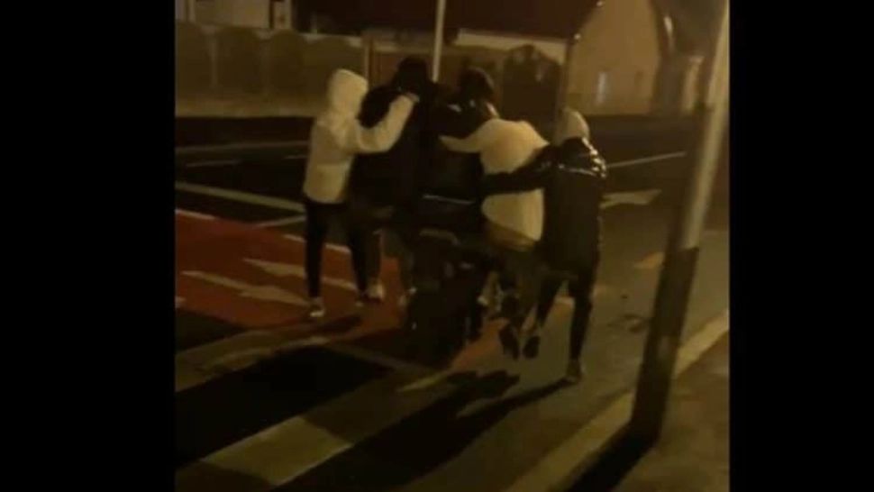 6 tineri, filmați când mergeau înghesuiți pe un scuter, în Sibiu. De ce NU poate să ia poliția nicio măsură - VIDEO 