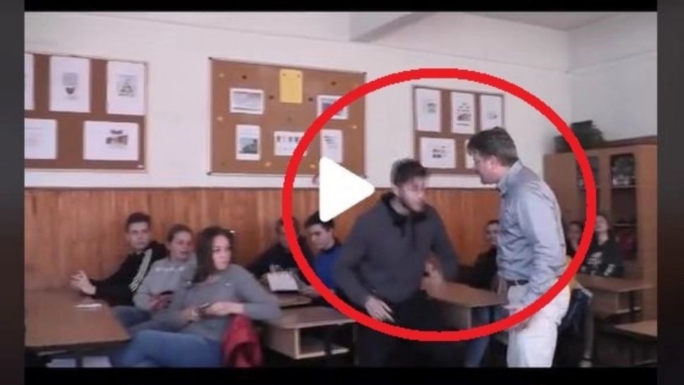VIDEO – Imagini dintr-o școală din România – Ce-i face elevul unui profesor – Cadrul didactic acceptă și chiar se distrează