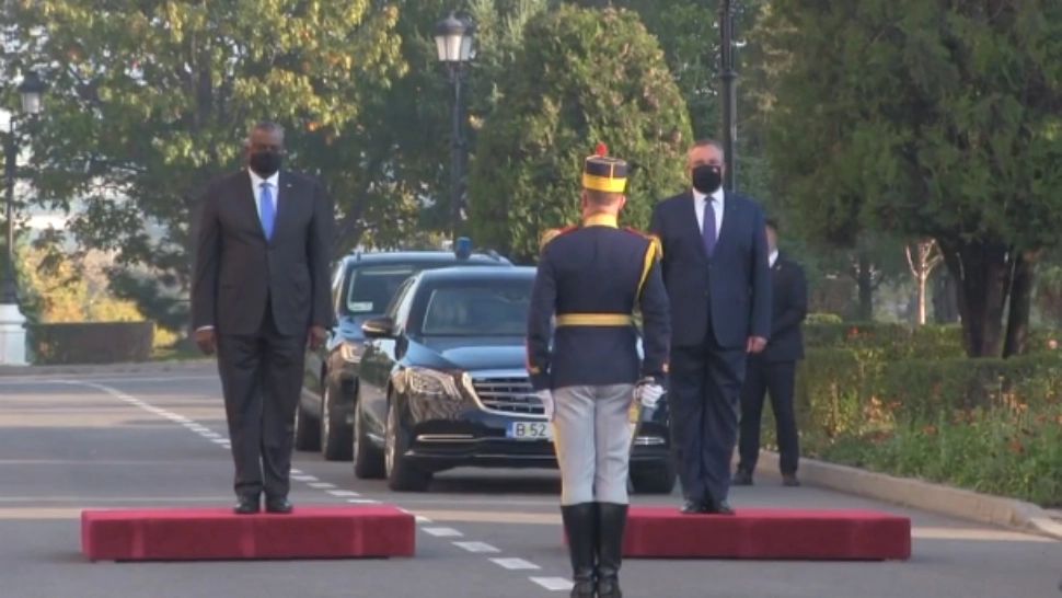 În plină criză sanitară și politică, șeful Pentagonului a ajuns la București. Discuții cu Iohannis și Ciucă