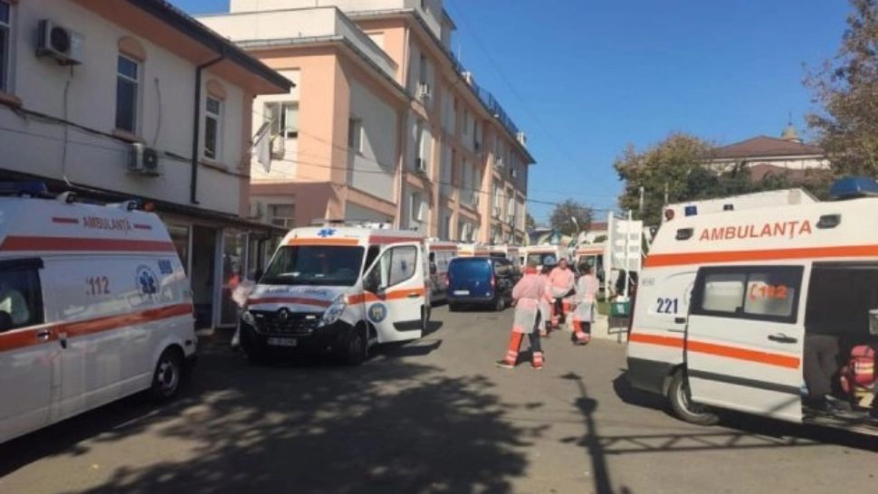 HAOS și neputință la Spitalul Sf. Spiridon, din Iași: bolnavii Covid își fac nevoile în saci de plastic, așteptând internarea