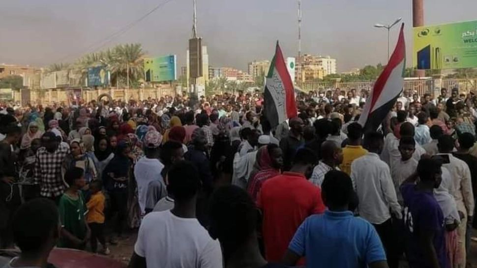 HAOS în Sudan după lovitura de stat! Premierul și soția sa, ARESTAȚI de militari - SUTE de oameni protestează în stradă
