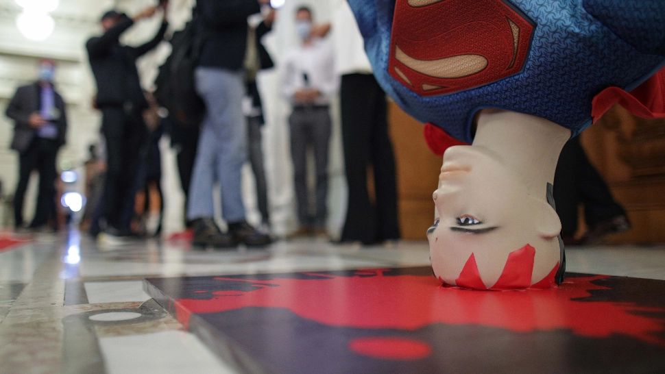 CULISELE STATULUI PARALEL. „Superman”, trimis acasă cu număr record de voturi