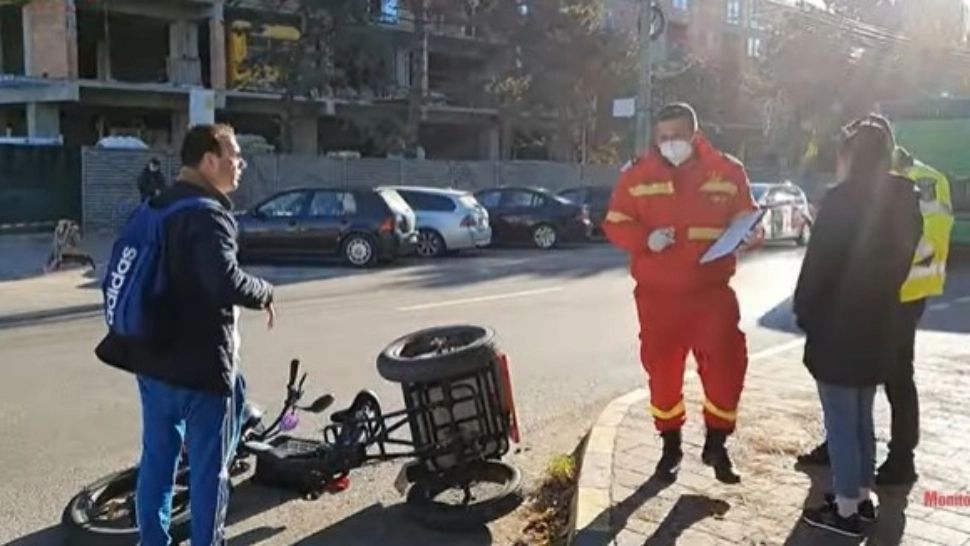 Un tânăr cu handicap, lovit de o mașină, în timp ce livra la domiciliu comenzile unui restaurant, în Suceava