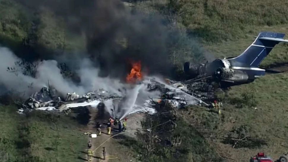 VIDEO | Un avion cu 21 de persoane la bord s-a prăbuşit în Texas. Pasagerii s-au salvat înainte ca aeronava să ia foc
