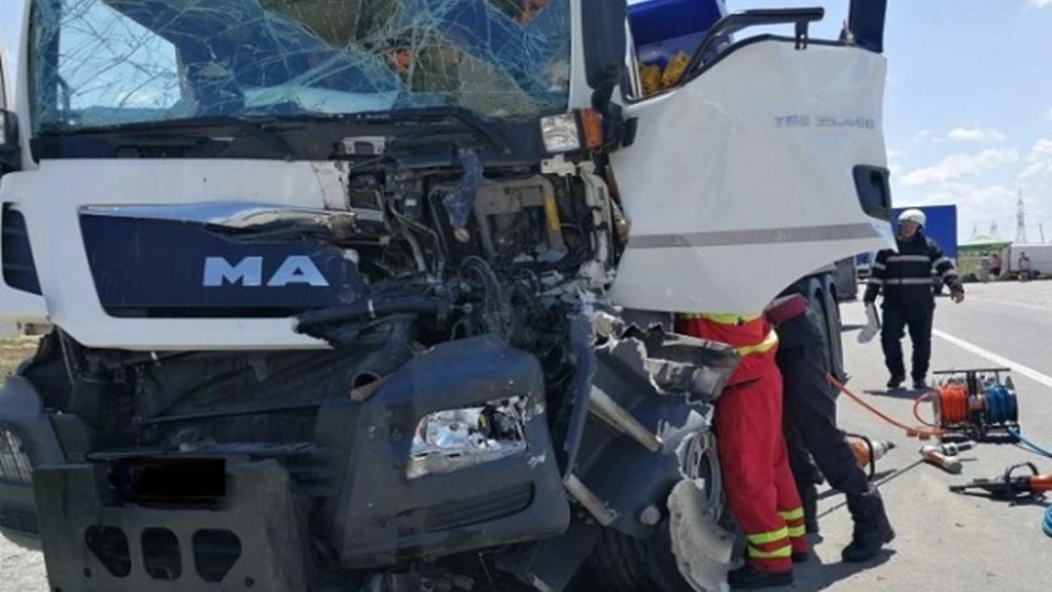 Accident grav în Dâmbovița. 2 TIR-uri s-au izbit violent, iar unul dintre acestea era încărcat cu substanțe periculoase
