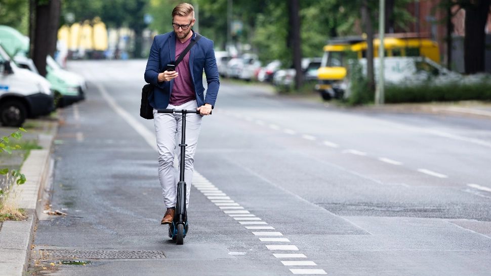 Trotinetele electrice, adevărate bombe pe roți. Avertisment InfoCons. Ce defecțiuni pot pune viața în pericol?