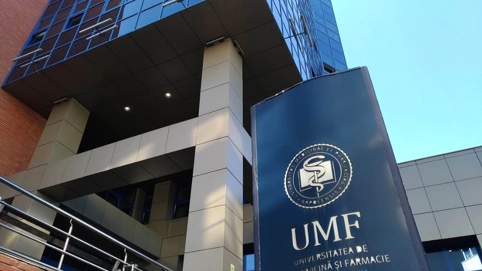 Un student exmatriculat cere aproape un miliard de euro despăgubiri