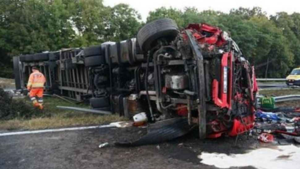 TIR înmatriculat în România, răsturnat pe o autostradă din Ungaria. Mai multe mașini avariate, trafic blocat