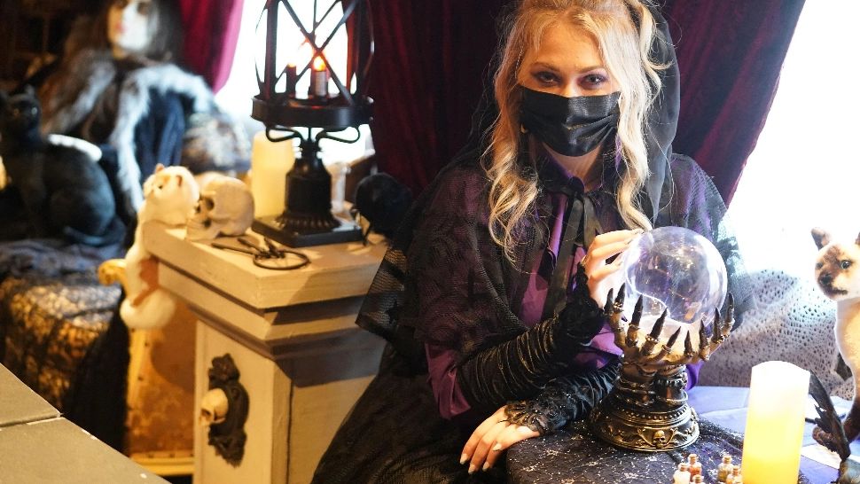 Percheziții la 4 persoane care pretindeau că au „har divin”. 17 persoane înșelate cu aproape 200.000 de lei