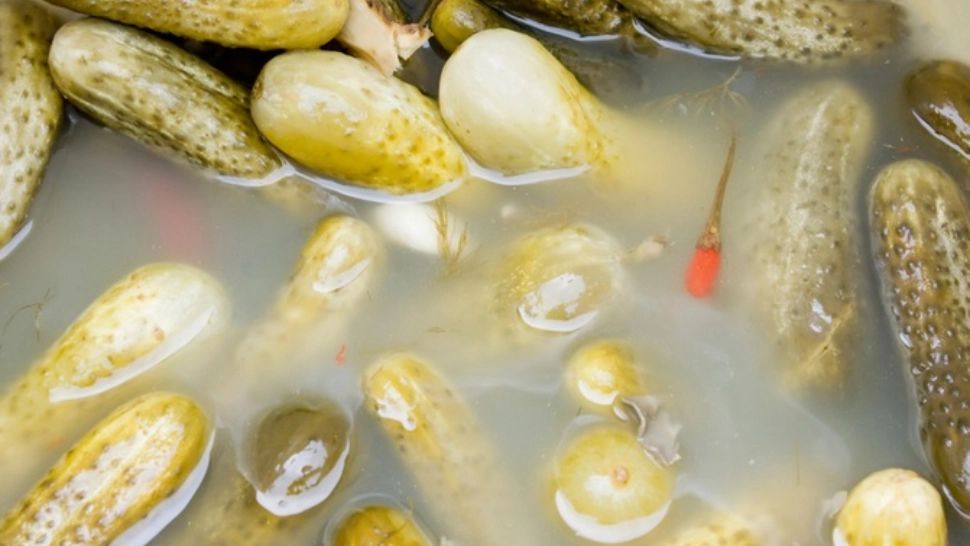 De ce ar trebui să bei zeamă de la castraveții murați înainte de masă