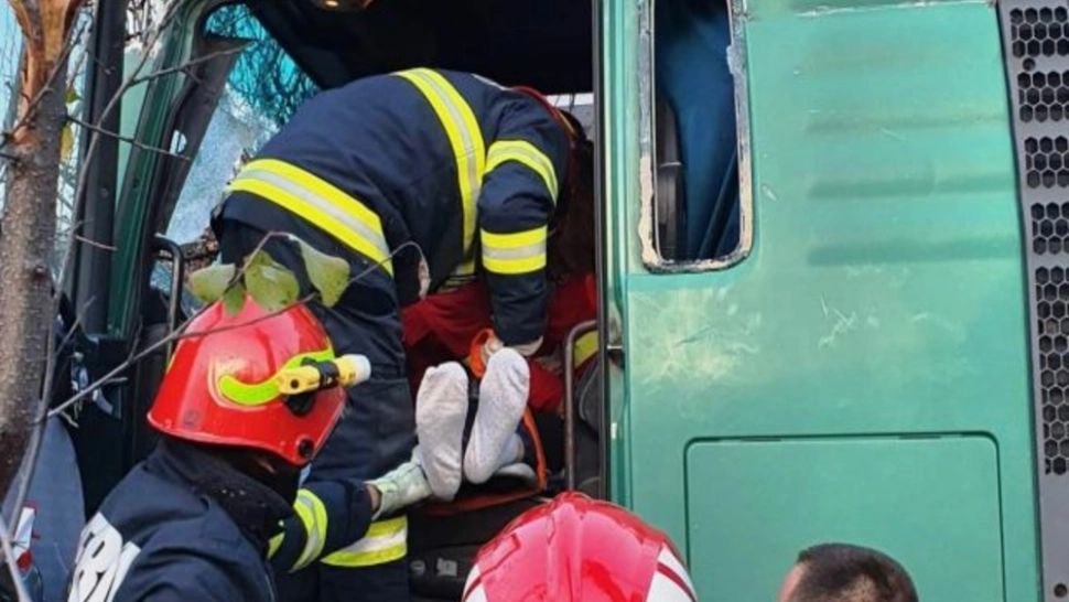 Impact FRONTAL între două camioane pe DN 72 Ploiești-Târgoviște: O persoană, rănită GRAV