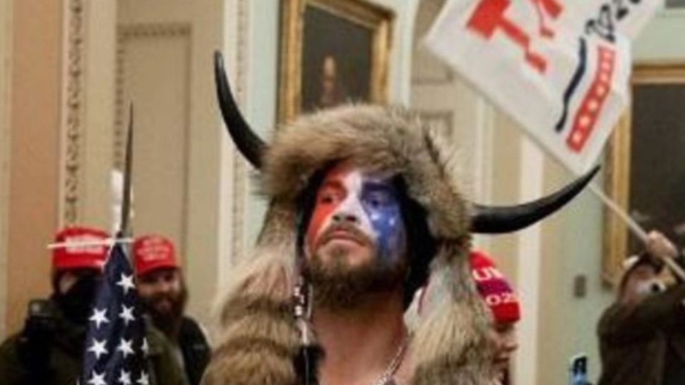 Un membru QAnon a fost condamnat la trei ani de închisoare pentru asaltul de la Capitoliu. Acesta se aștepta să fie grațiat de Trump