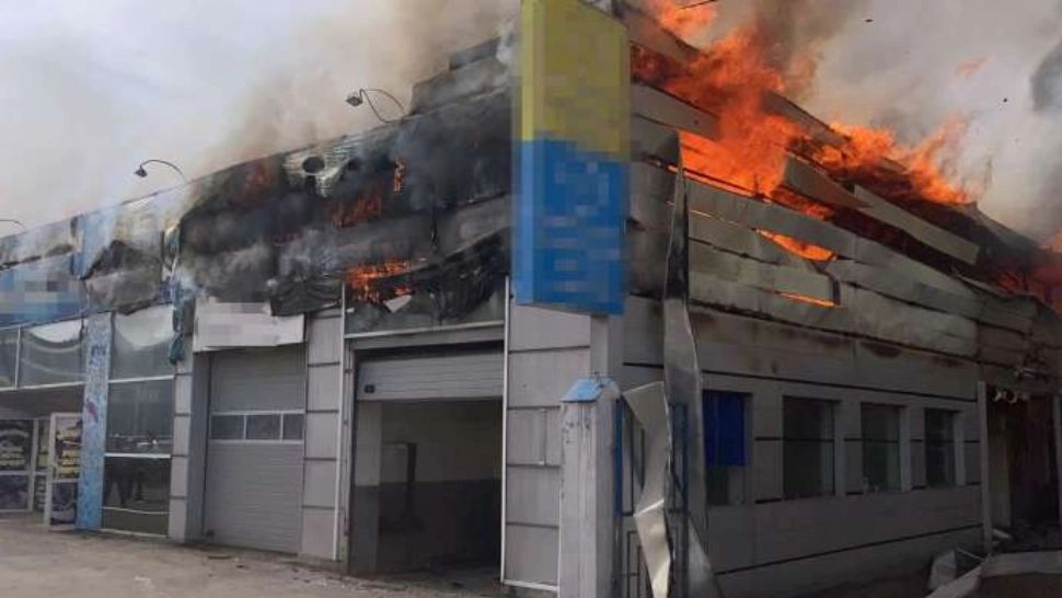 Incendiu cu degajare mare de fum, la un service auto din Curtea de Argeș