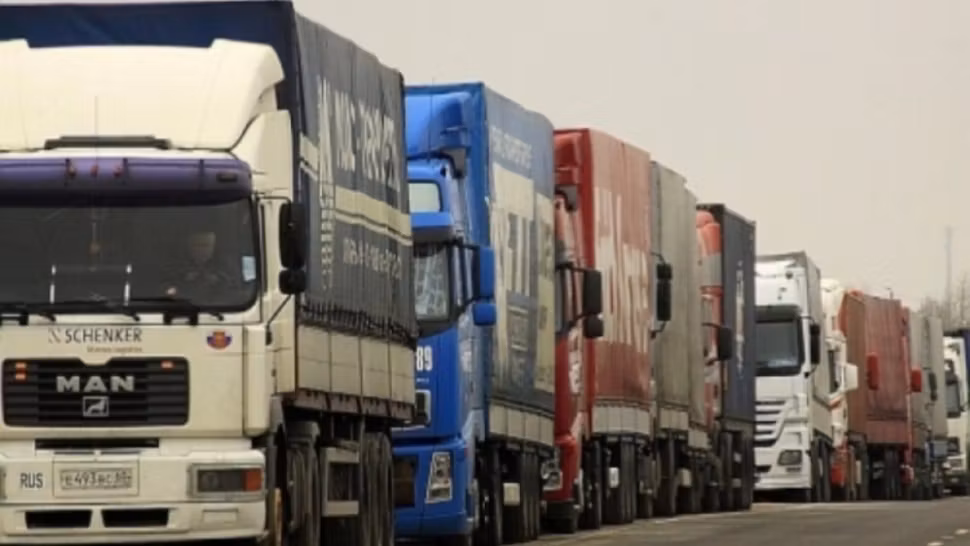 Cozi IMPRESIONATE de TIR-uri la ieșirea spre Ungaria. Care este MOTIVUL