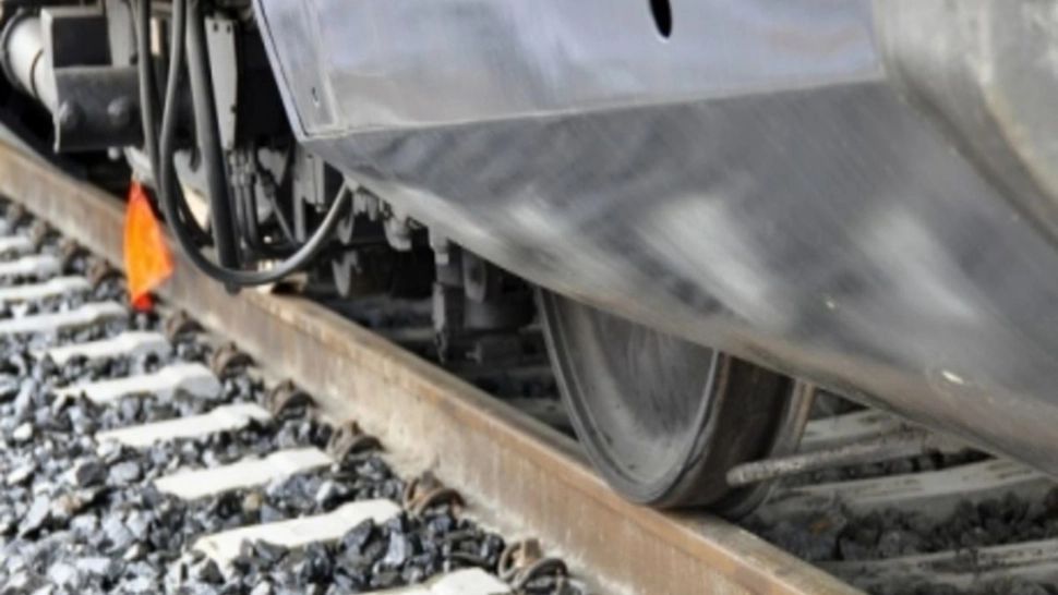 La un pas de o TRAGEDIE: Un biciclist a fost LOVIT de un tren, la Mangalia. Cum se simte victima