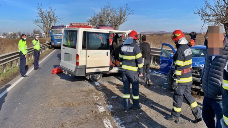 GALERIE FOTO Accident CUMPLIT cu 6 victime în județul Bihor: Un copil în vârstă de 3 ani a MURIT. Un alt minor și un adult, transportați la spital 