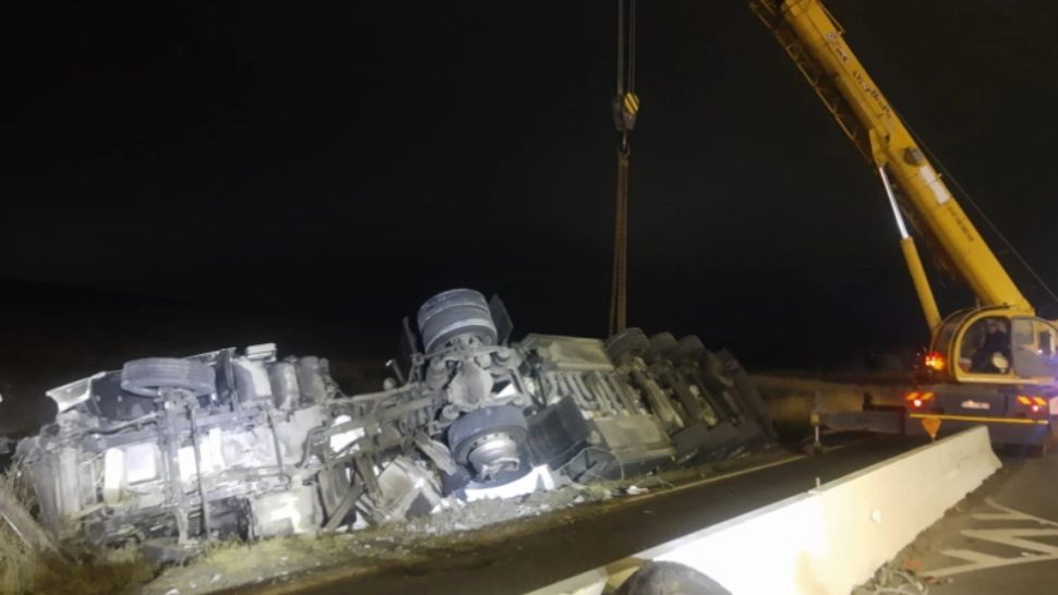 PERICOL pe șosea! O cisternă plină cu carburant s-a răsturnat pe drumul care face legătura între Deva și Hunedoara