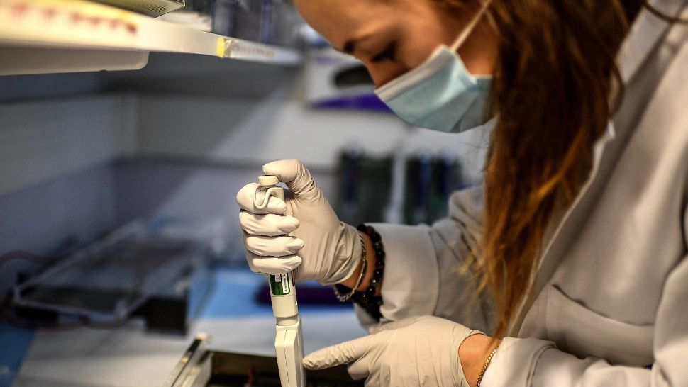 STUDIU | Subvarianta de coronavirus Delta AY.4.2 nu va provoca simptome severe de Covid-19