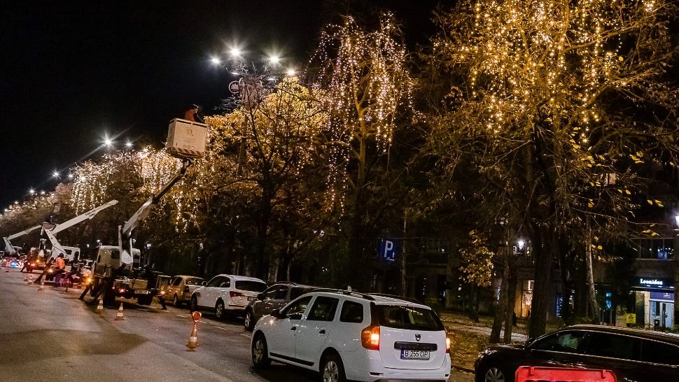 Primele luminițe de Crăciun, montate în București. Anunțul primarului Nicușor Dan