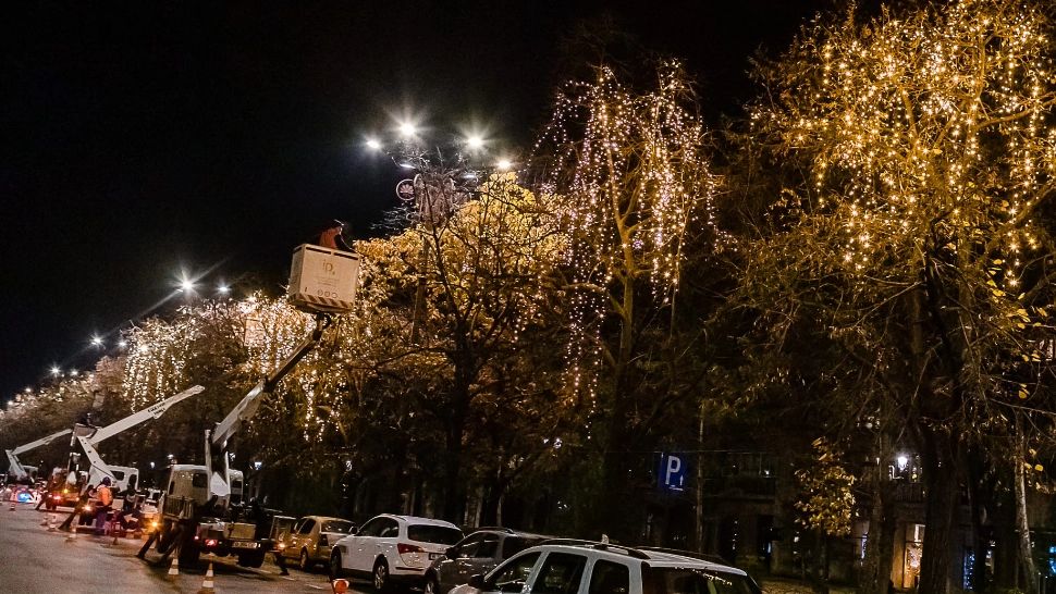 FOTO | BUCUREȘTIUL se îmbracă în haine de SĂRBĂTOARE! A început MONTAREA decorațiunilor de CRĂCIUN 