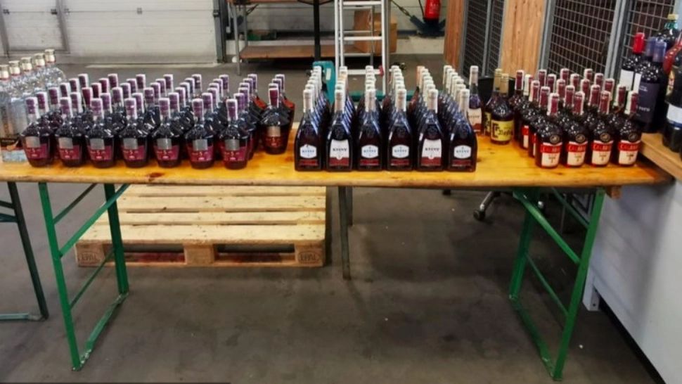 FOTO | Au plecat la muncă în Franța cu 1,2 tone de mâncare și băutură în bagaje