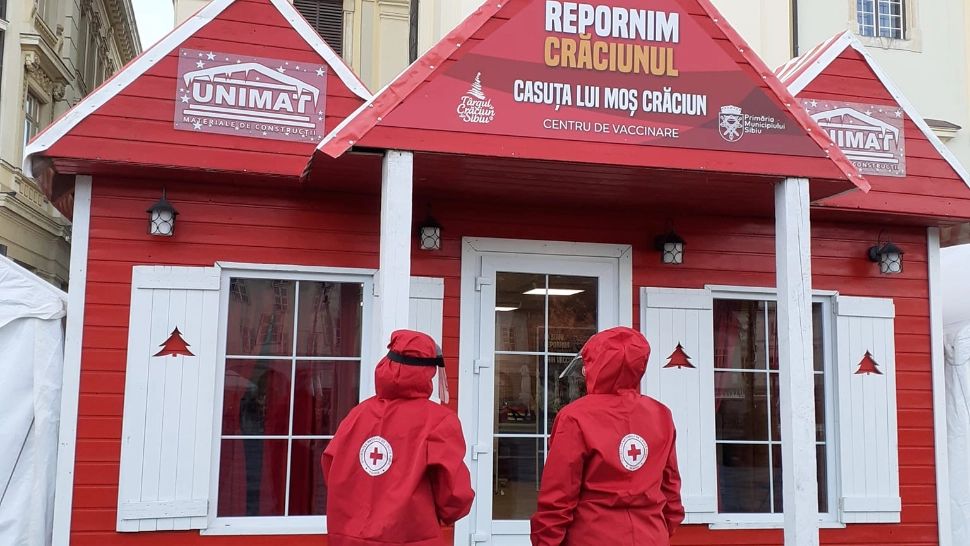 Căsuța lui Moș Crăciun din Piața Mare a Sibiului, centru de vaccinare anti-Covid. Cei care vor să se imunizeze, testați GRATUIT de voluntarii Crucii Roșii