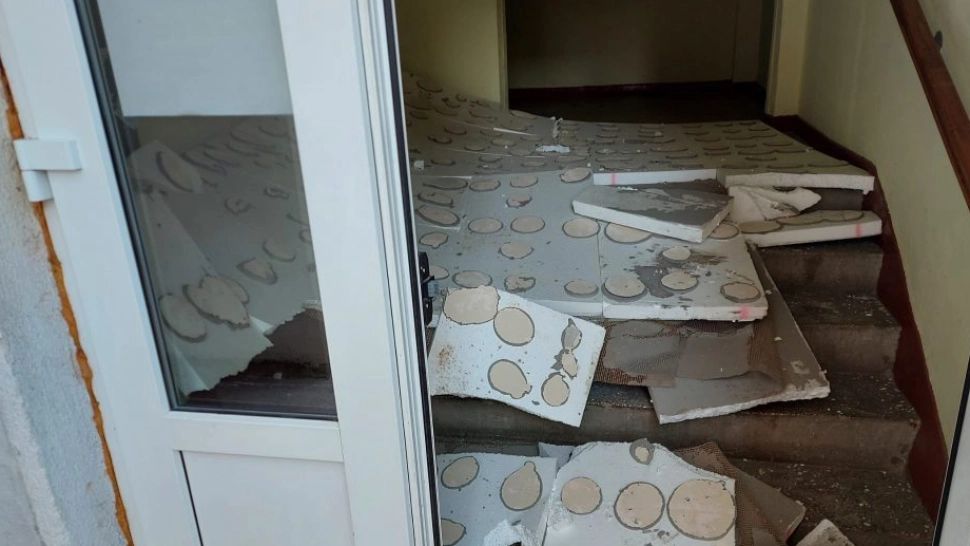 FOTO | Aproape de o TRAGEDIE! Tavanul unui bloc din Deva s-a prăbușit