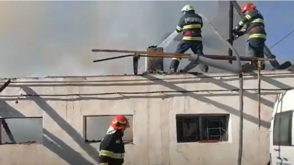 Incendiu PUTERNIC la un atelier de prelucrare a lemnului din județul Harghita. PERICOL de propagare. Desfășurare impresionantă de forțe