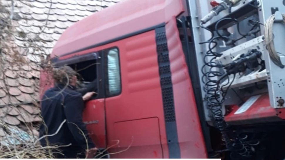 Trafic blocat pe DN7! Un TIR a intrat într-o casă: șoferul, încarcerat