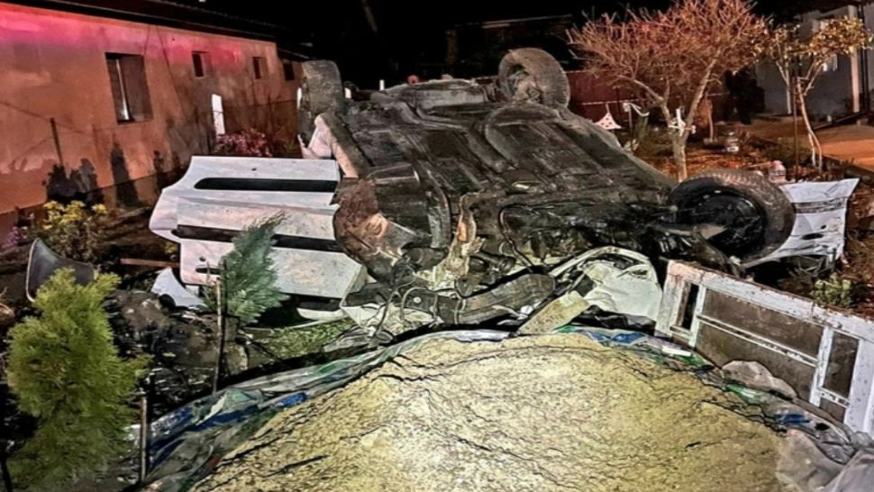 FOTO Un șofer beat s-a răsturnat cu mașina în curtea unei case. Poliția a deschis dosar penal - Imagini INCREDIBILE