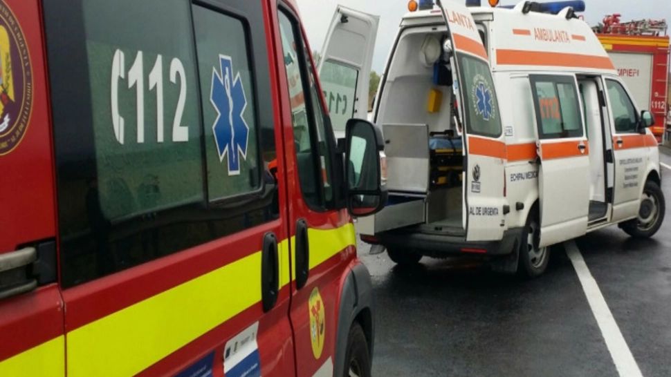 Microbuz plin cu persoane, implicat într-un ACCIDENT în județul Iași: 8 persoane rănite ușor - VIDEO