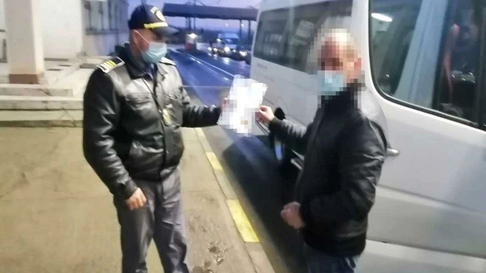 Certificat de vaccinare FALS, descoperit la controlul de frontieră
