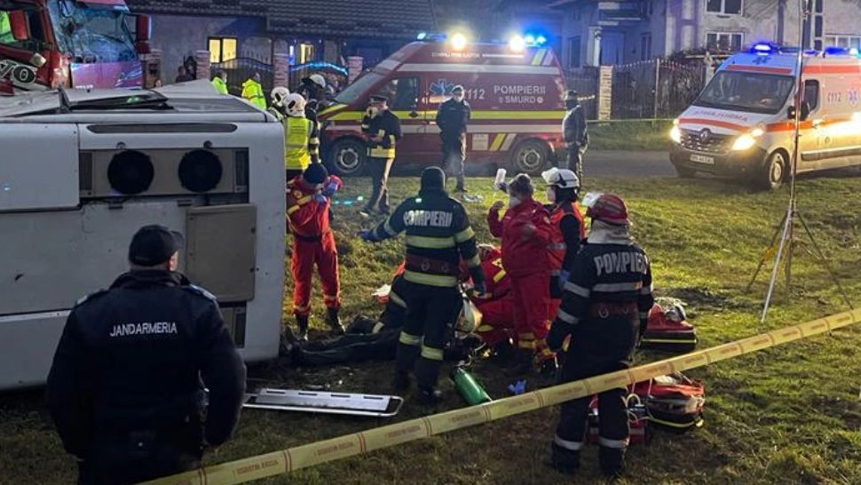 FOTO | PLANUL ROȘU activat! IMPACT puternic intre un autocar și o cisternă! 1 persoană a murit si alte 15 au fost rănite