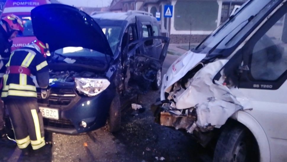 Accident cu 2 victime în județul Sibiu: O mașină a intrat într-un microbuz de marfă