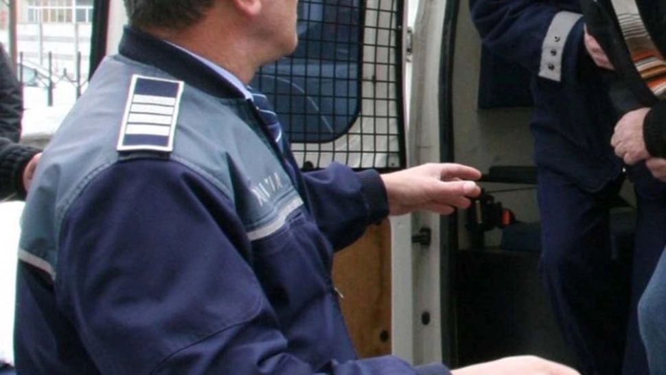 Bătrân tâlhărit într-o scară de bloc din Craiova. Agresorul a fost arestat