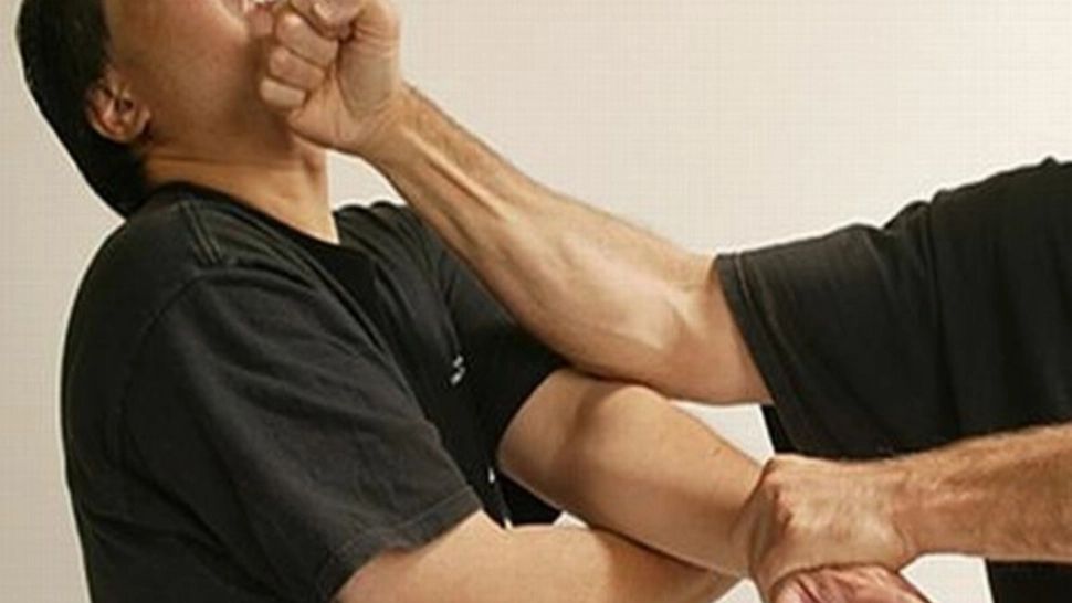 Bărbat de 52 de ani, bătut cu pumnii și picioarele de proprii săi fii. De la ce a pornit altercația