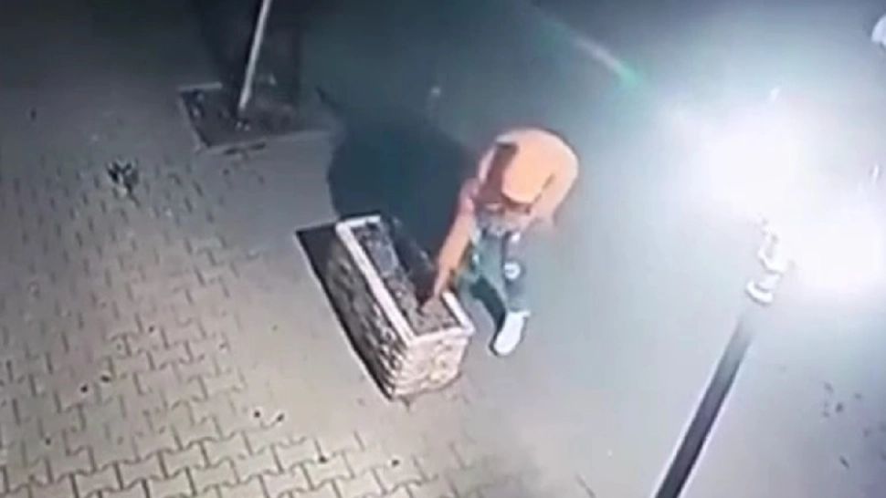 VIDEO Acte de VANDALISM pe o stradă din municipiul Tecuci: Vinovații sunt toți MINORI