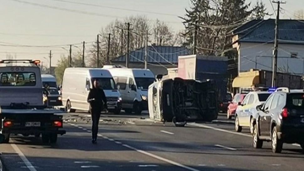 Dubiță răsturnată pe DN 1, la Pucheni. Șoferul a ajuns la spital