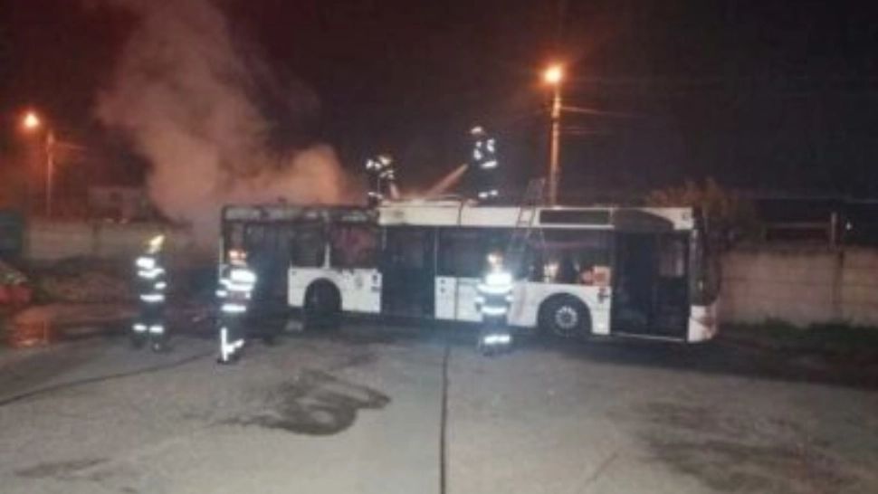 Panică în Craiova: un autobuz a luat foc în autobază