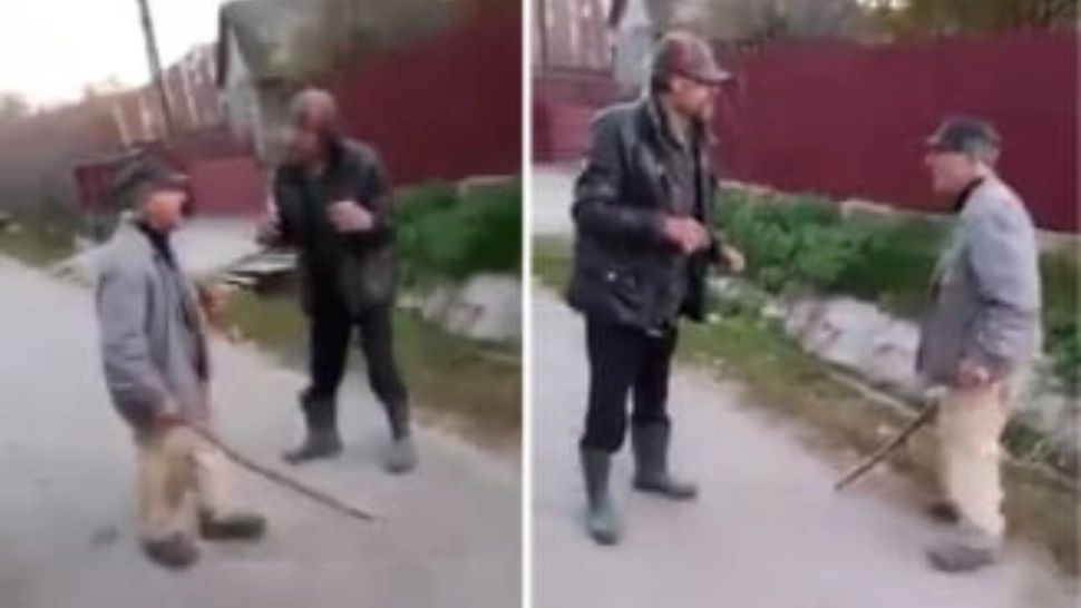 VIDEO | Un bătrân beat, bătut cu parul pe o stradă din Vaslui. Nimeni nu a intervenit