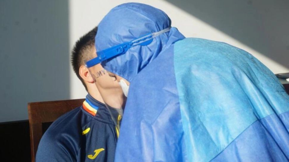 Alarmă de COVID-19 la România U21! Trei jucători au părăsit cantonamentul naționalei