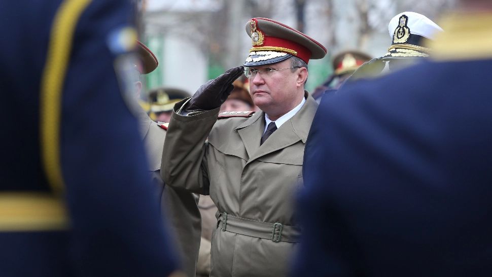 Nicolae Ciucă vrea reintroducerea serviciului militar. Tinerii ar putea face din nou ARMATA