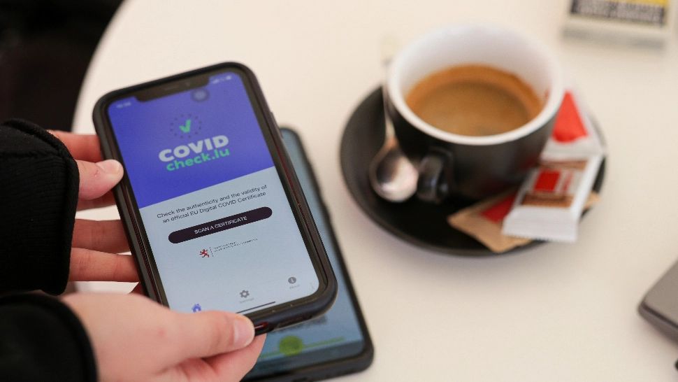 Asistentă medicală de la DSP, REȚINUTĂ de DNA: peste 3.500 de certificate FALSE de vaccinare anti-Covid