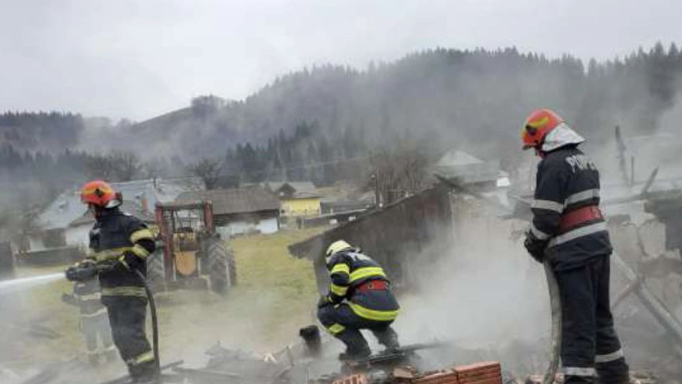 FOTO | Incendiu VIOLENT! Bătrân de 90 ani salvat de POMPIERI 