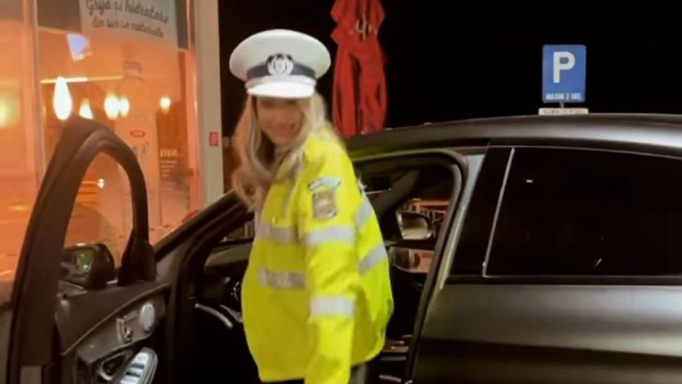 Falsă polițistă, prinsă de adevărații oameni ai legii: Influencerița s-a filmat în timp ce dansa în uniforma de Poliție