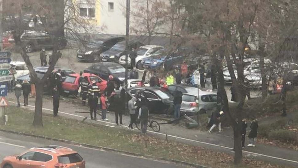 FOTO + VIDEO | Accident cumplit în Timișoara: 3 victime, 4 mașini avariate