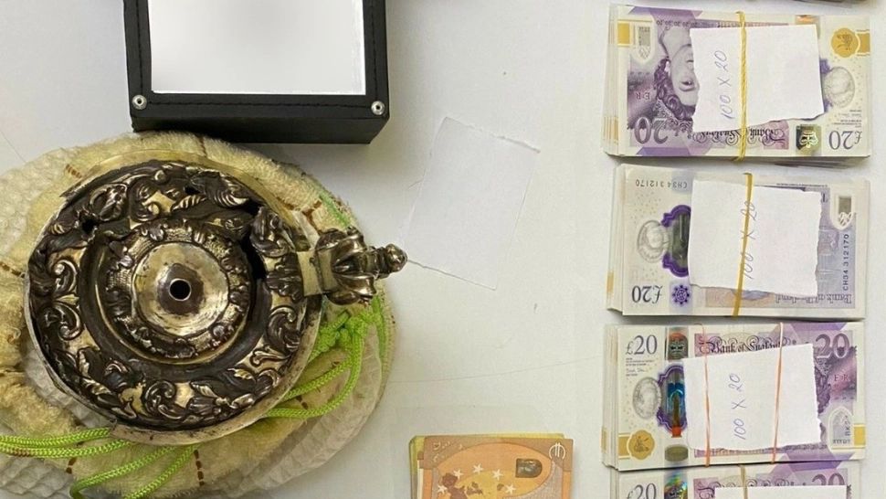 FOTO | Percheziții DIICOT la cămătarii din Târgu Mureș și Reghin! Polițiștii au găsit un întreg arsenal de arme și bani 