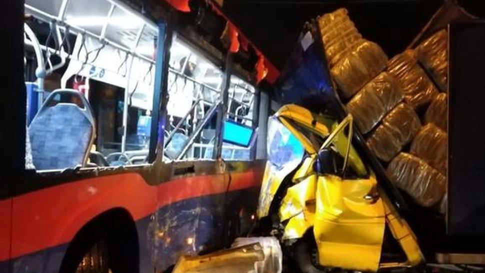 FOTO + VIDEO Accident mortal la Oradea. Impact violent între o dubă și un autobuz