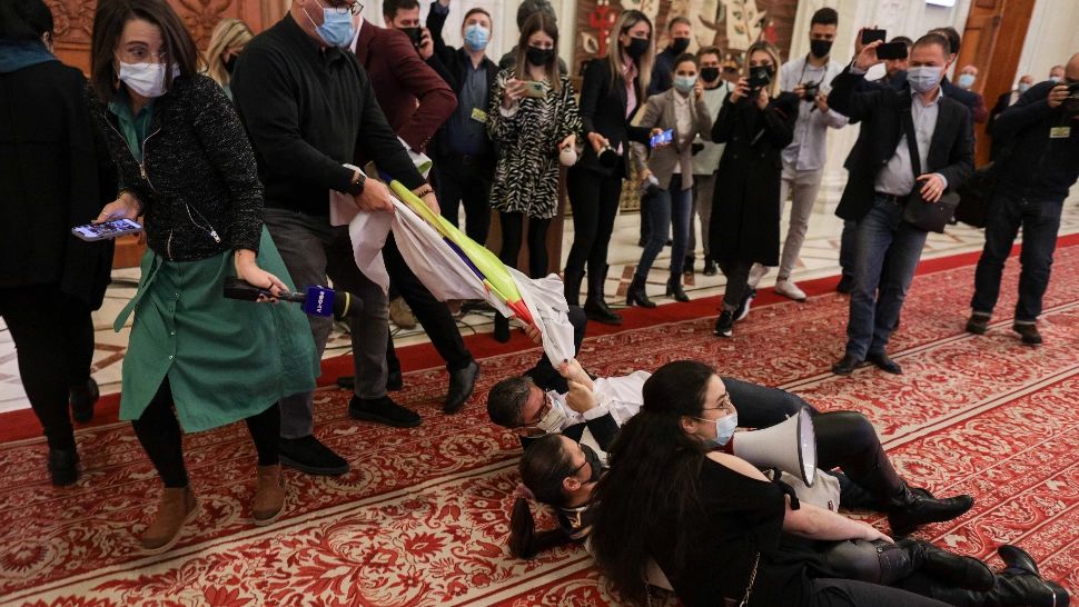 VIDEO - SCANDAL în Parlament, la învestirea noului Guvern: Protest împotriva noii coaliții de guvernare - „TOT VOI"